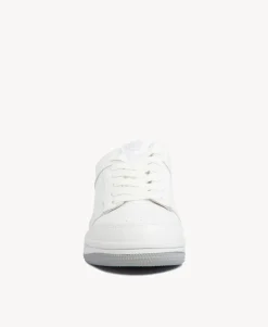 Izzy Sneaker