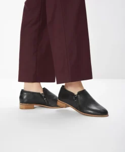 Janice Wide Flat